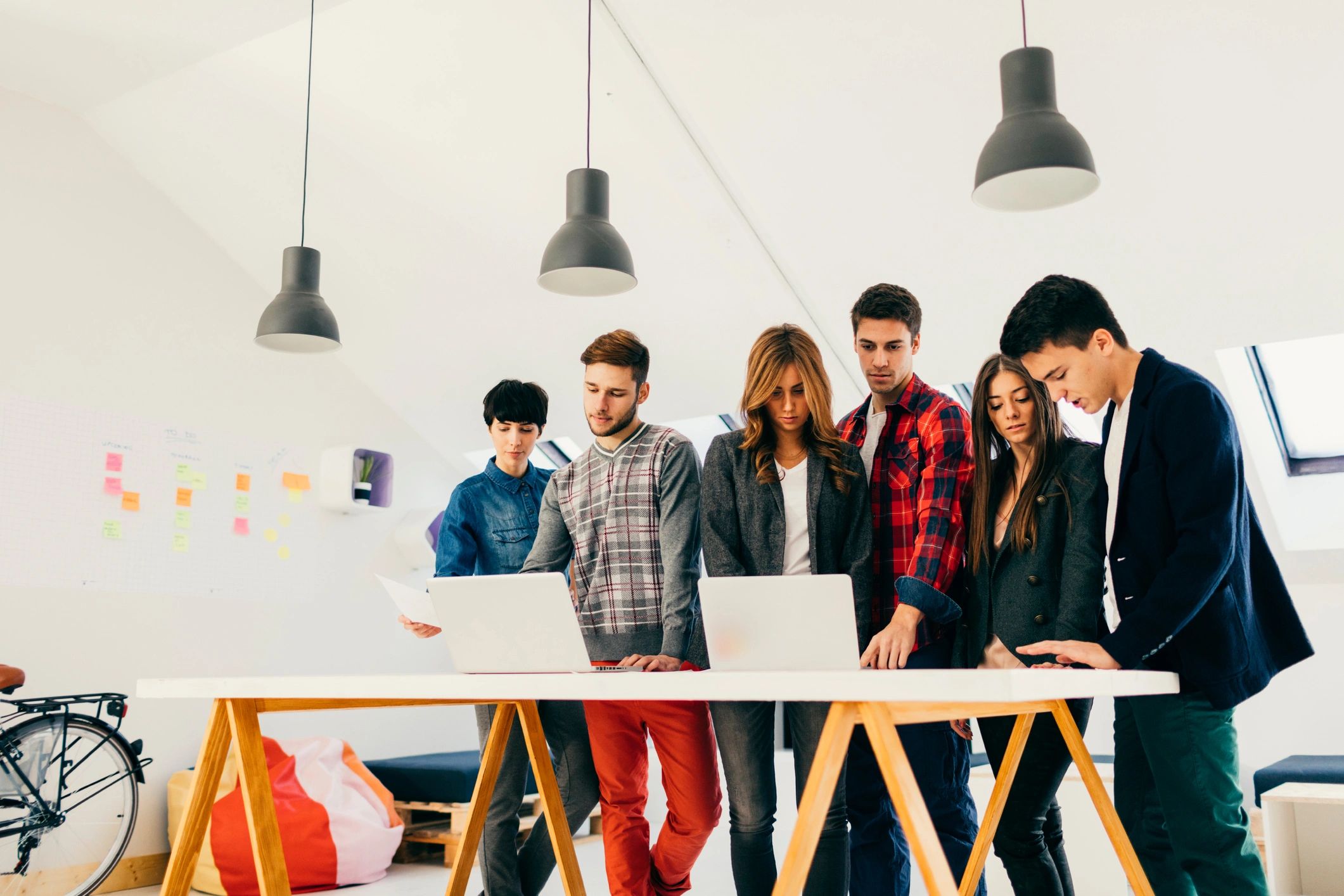 Equipo de desarrollo y marketing colaborando en oficina